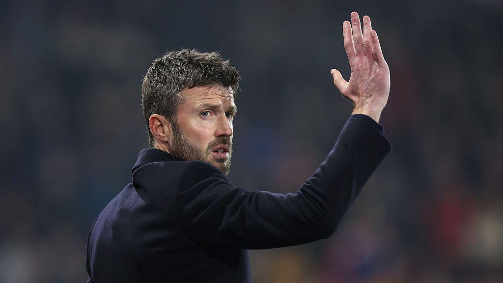 Michael Carrick enfrenta creciente presión antes de visitar al Chelsea