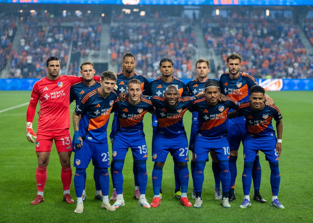 Cincinnati busca asegurar su clasificación a los playoffs en un duelo decisivo contra Philadelphia