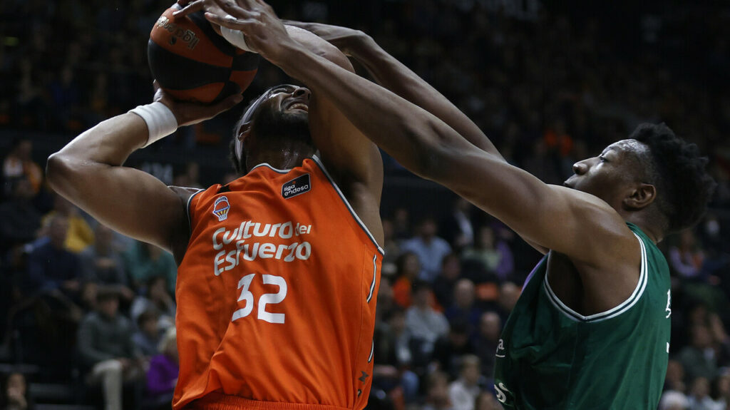 Brandon Davies será baja para el Valencia por lesión