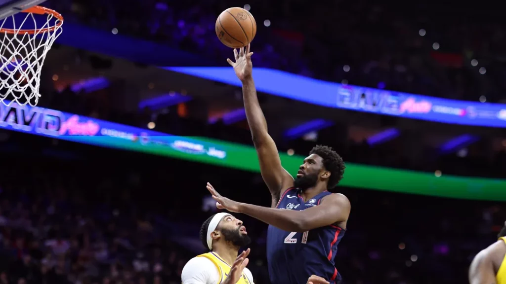 La cifra de triple dobles a la que llegó Joel Embiid en la paliza de 76ers sobre los Lakers