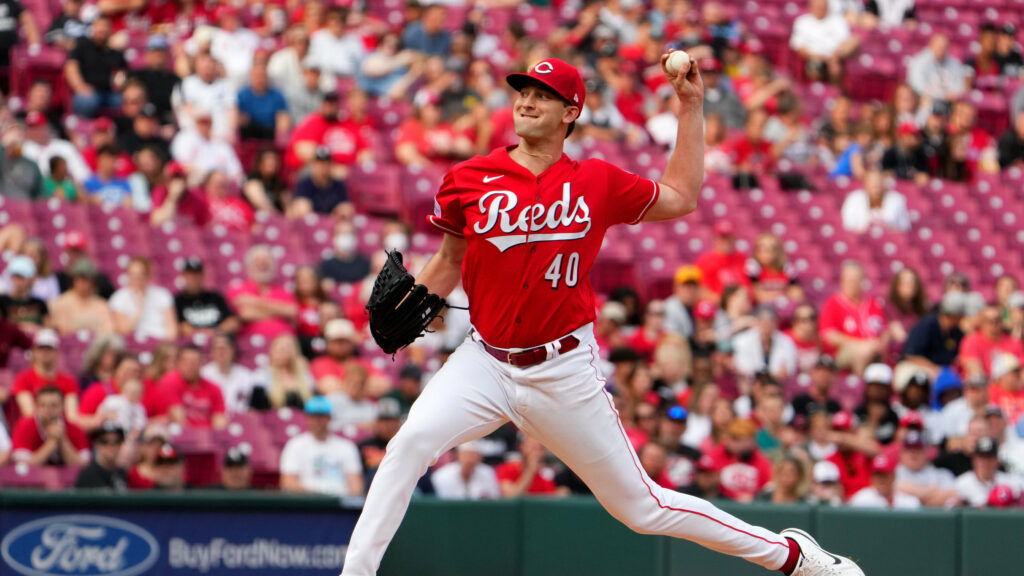 Nick Lodolo domina a los White Sox en su primera salida de la temporada