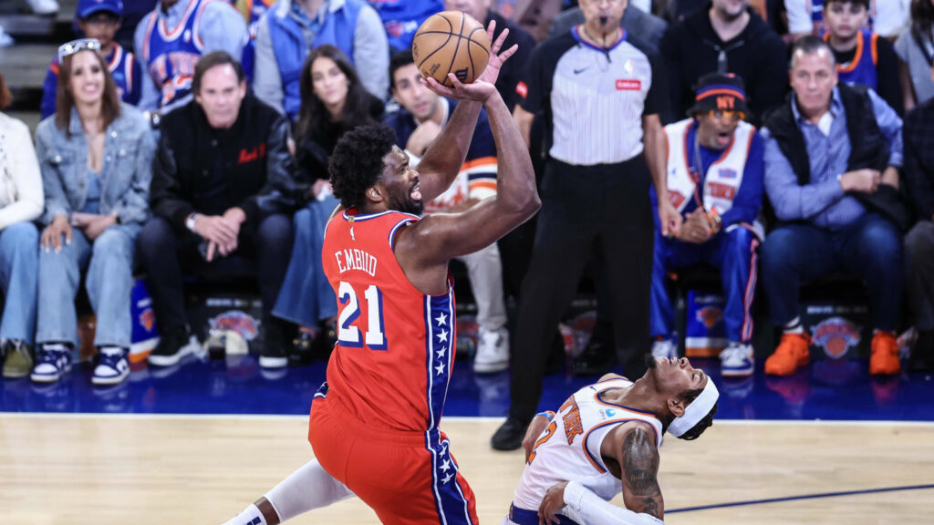 Embiid anota 50 puntos, Sixers descuenta ventaja ante Knicks y ganan tercer juego de la serie