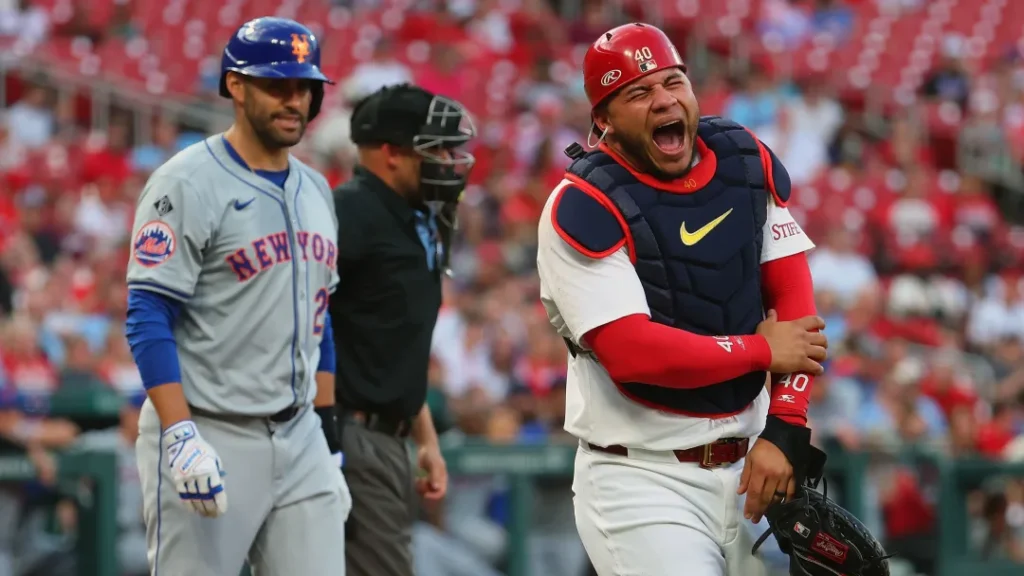 VIDEO: Willson Contreras sufre fractura en el antebrazo por un batazo de J.D. Martínez