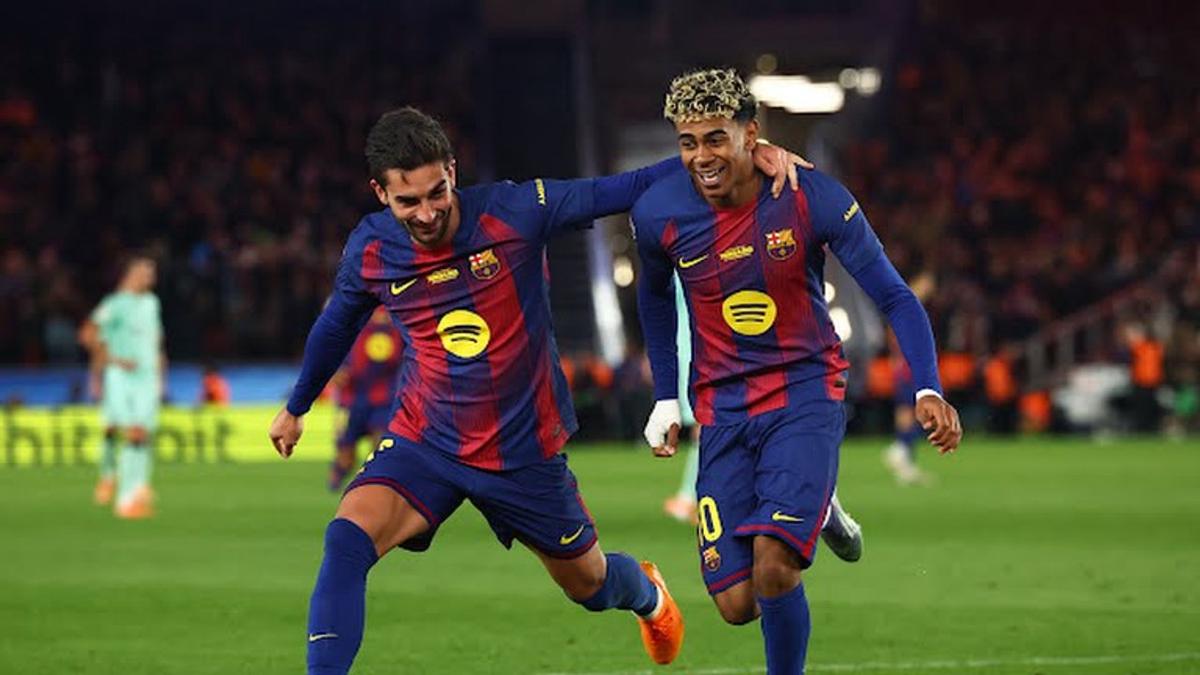 Barcelona golea y gusta en regreso al Camp Nou