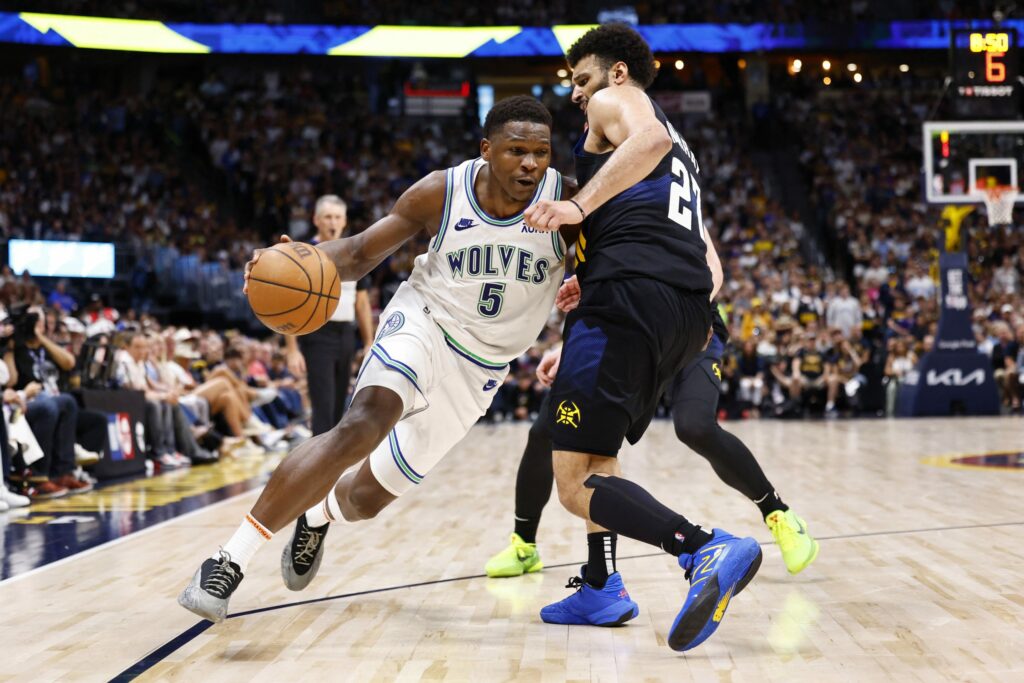 Wolves vienen de atras y se meten en final de conferencia