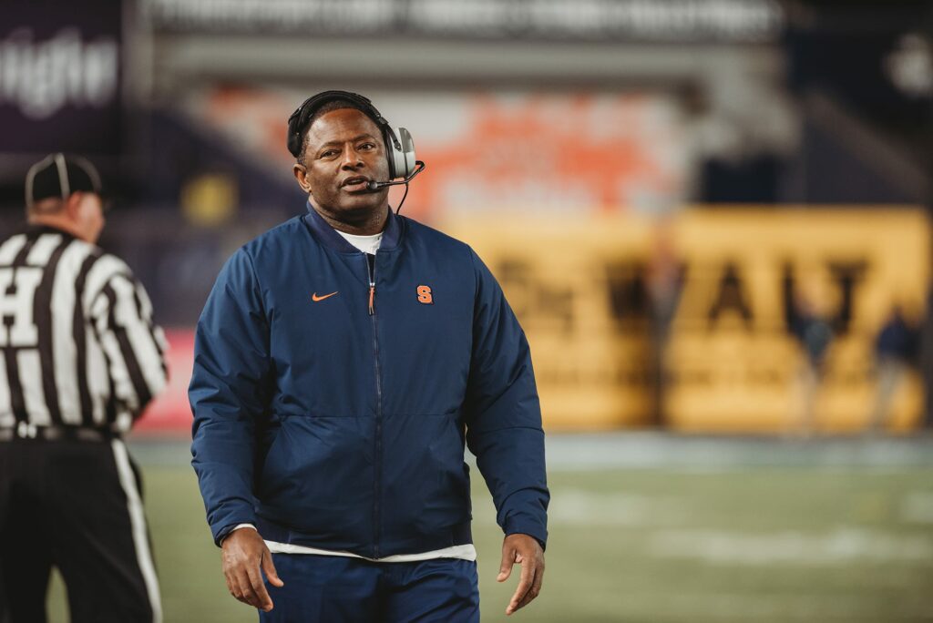 Universidad de Syracuse despide a su entrenador Dino Babers