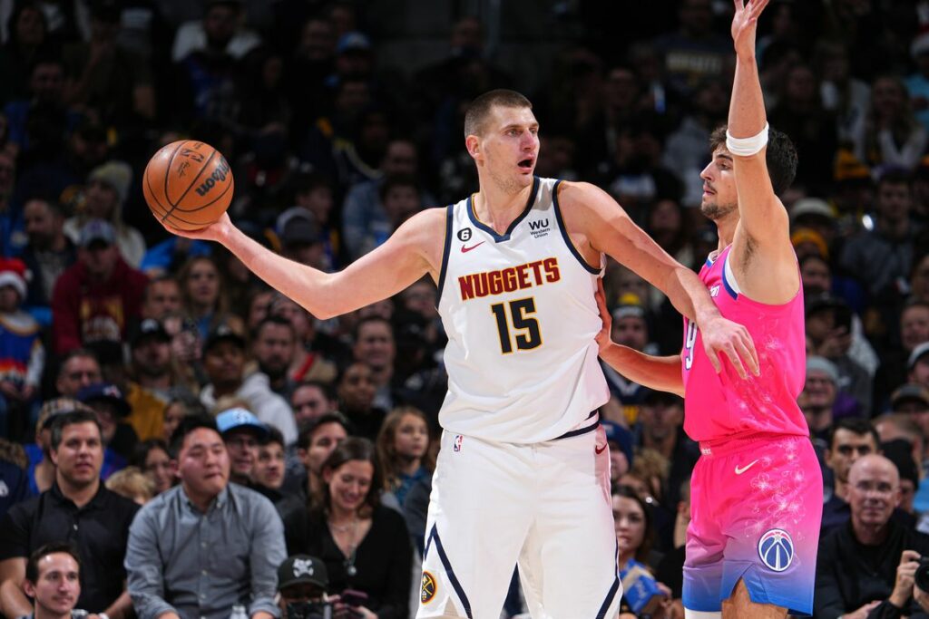 Jokic anota 42 puntos y Nuggets vencen a Wizards