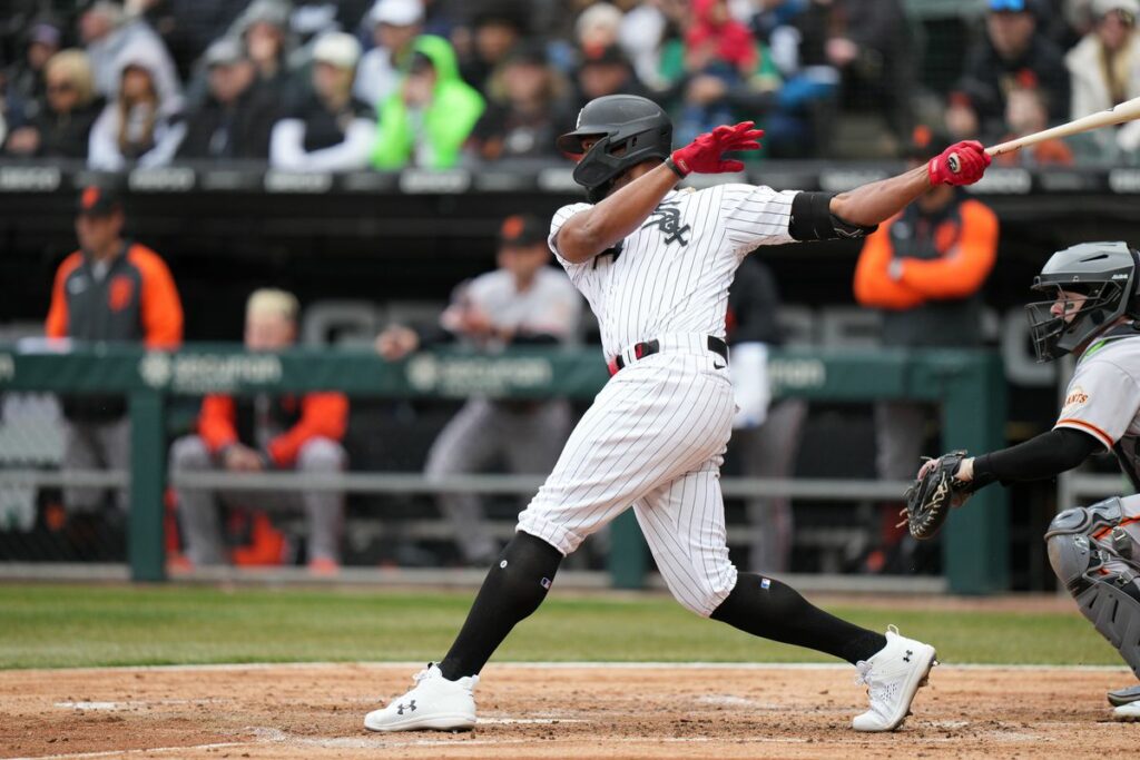 Eloy Jiménez guía con jonrón a los White Sox a ganar su primera serie de visita