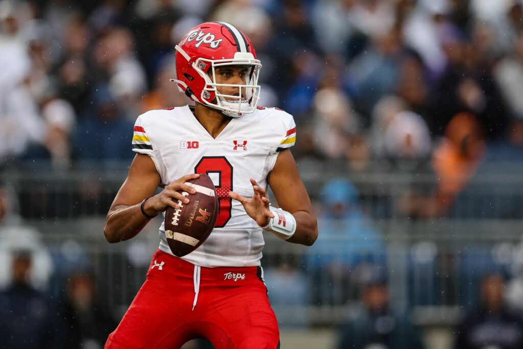 Taulia Tagovailoa firma con el equipo de la CFL