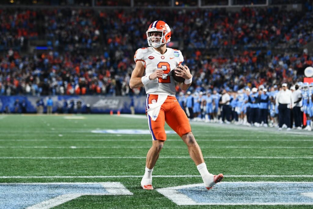 Dabo Swinney dice Klubnik no ejecutó la jugada solicitada en la derrota de Clemson ante Miami