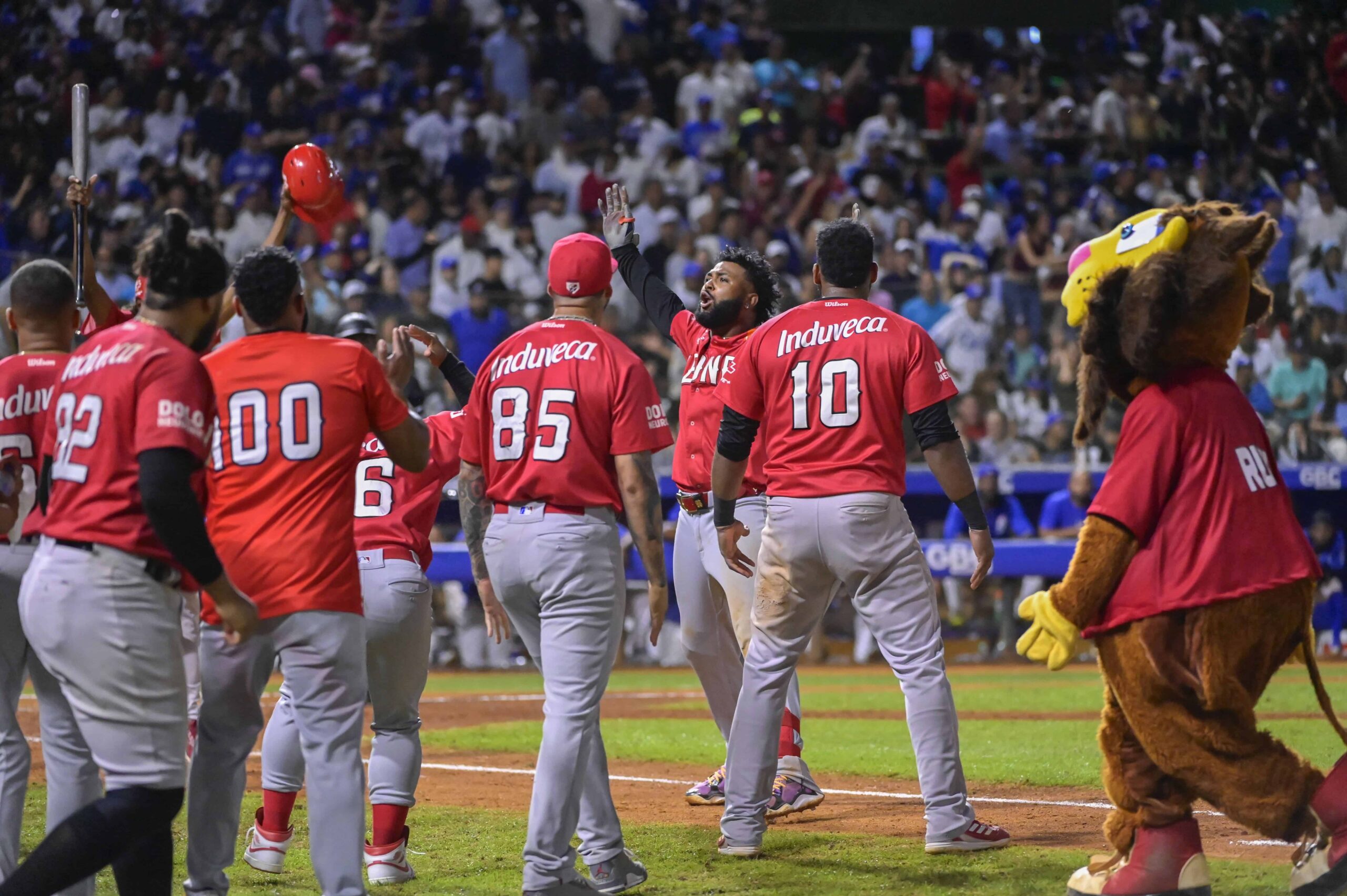 Leones del Escogido vence a Licey para obtener corona 17 en su historia