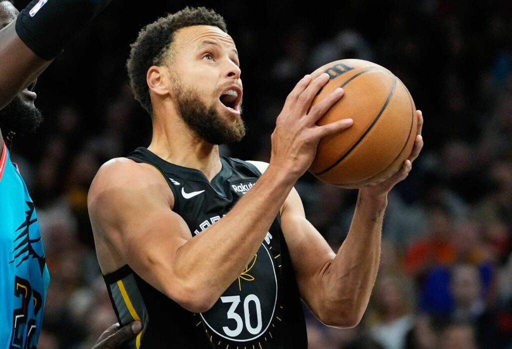 Suns dañan juego de 50 puntos de Curry