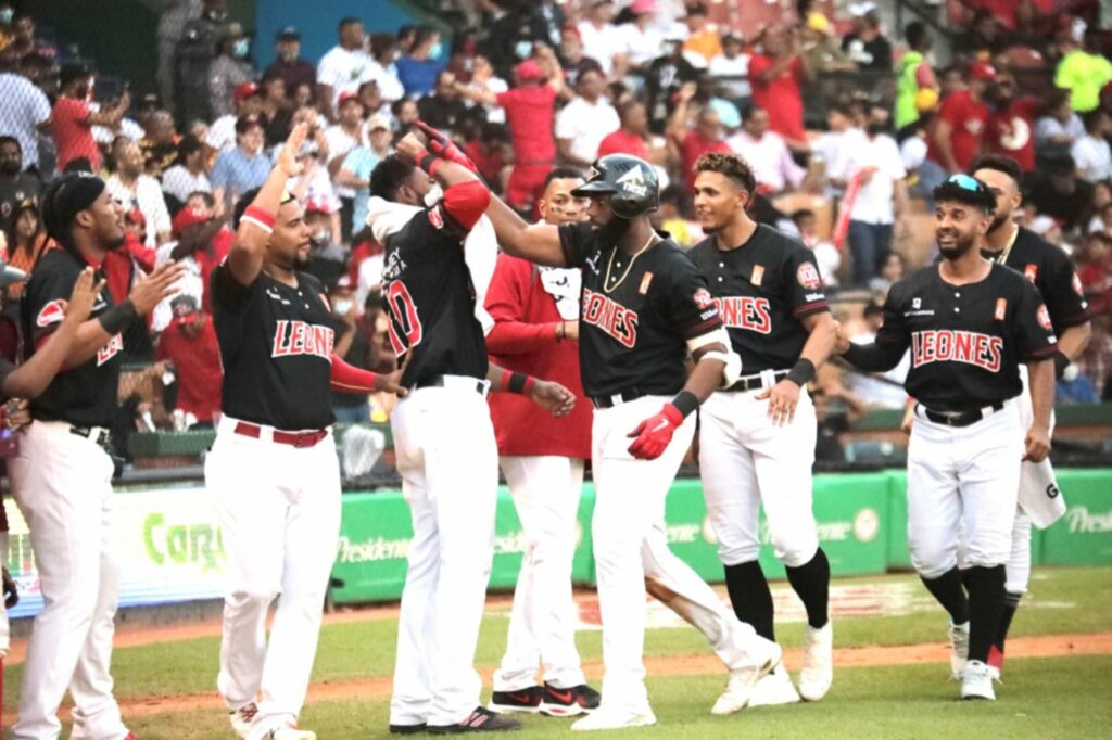 Leones del Escogido propinan tercera derrota consecutiva a las Estrellas