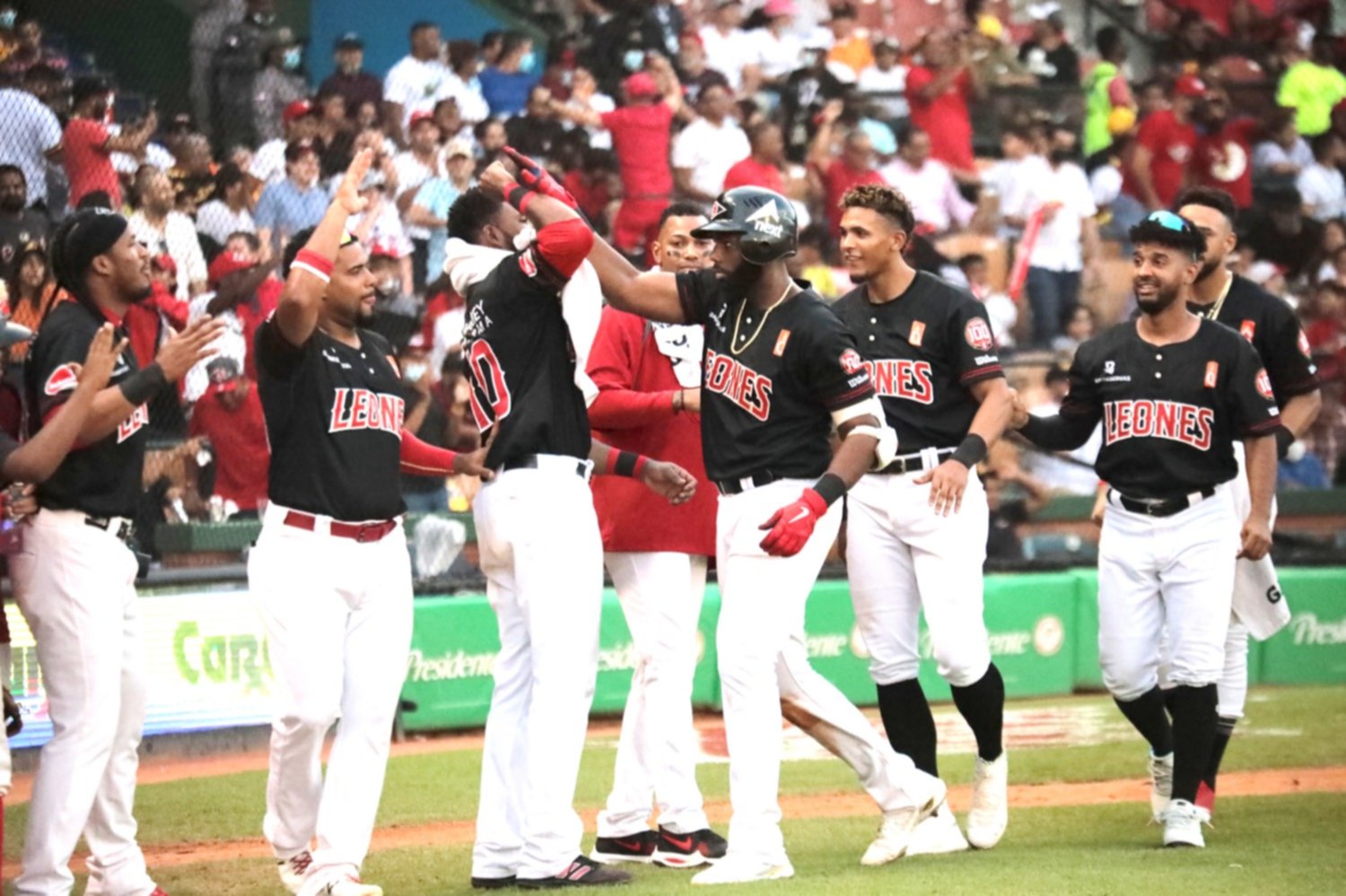 Leones del Escogido propinan tercera derrota consecutiva a las Estrellas