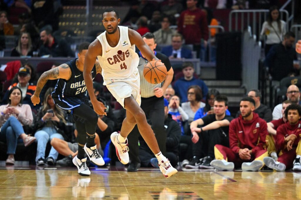 Cavaliers ejercen opción sobre Evan Mobley