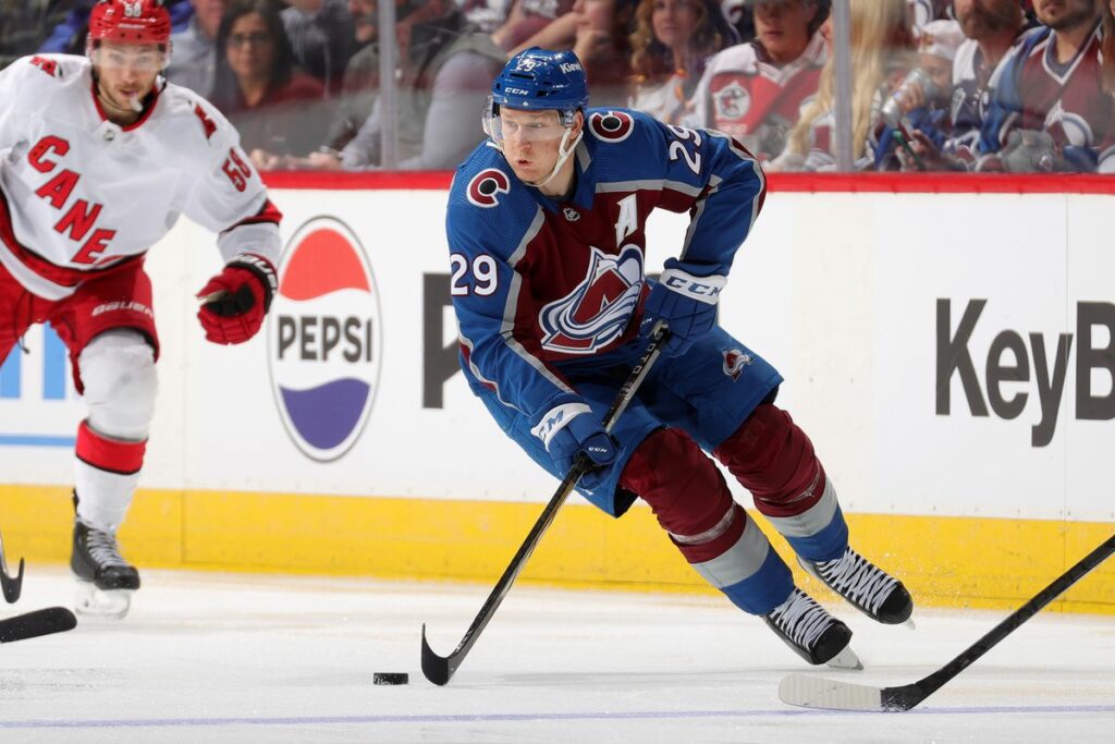 Avalanche derrota a los Islanders y establece el récord de NHL de racha ganadora como visitante