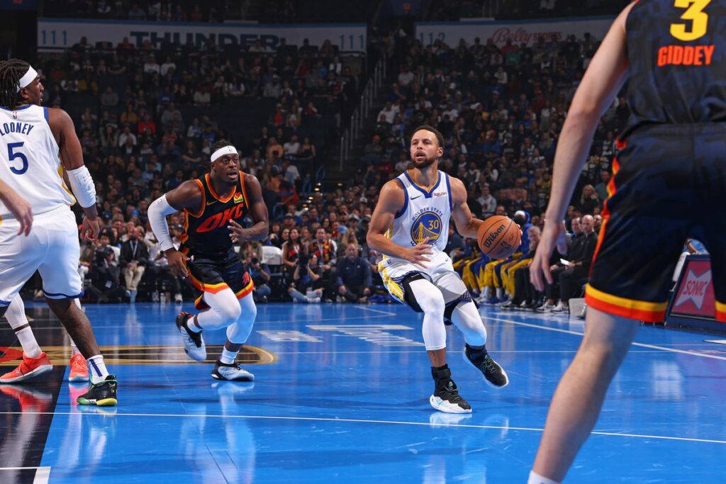 Warriors vencen al Thunder con tiro de Curry al último segundo