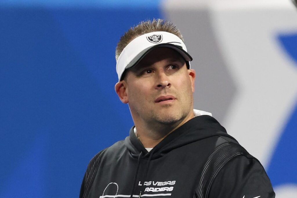Los Raiders despiden a su entrenador en jefe y gerente general