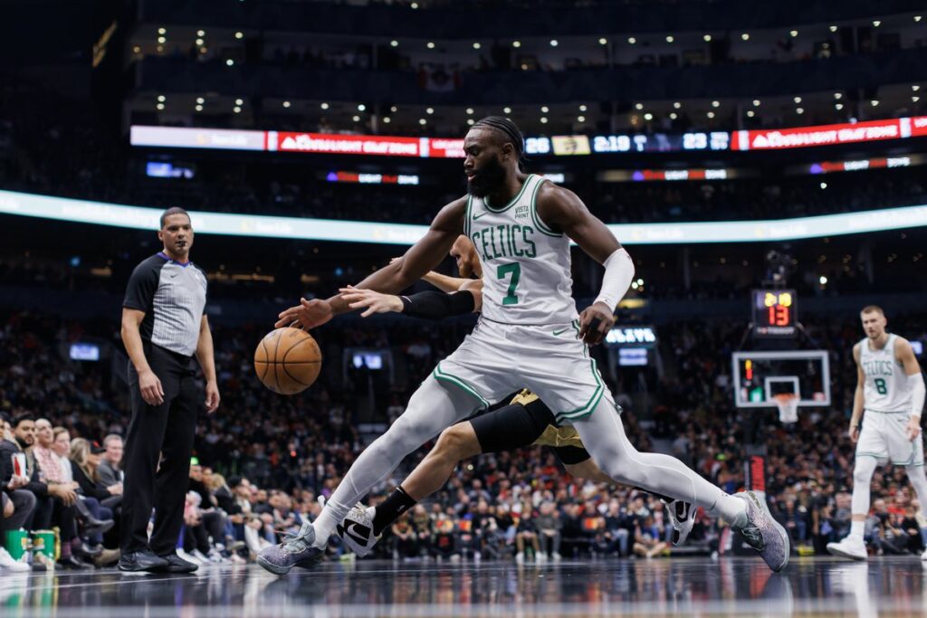 Brown guía a Celtics en victoria como local, siguen invictos en casa