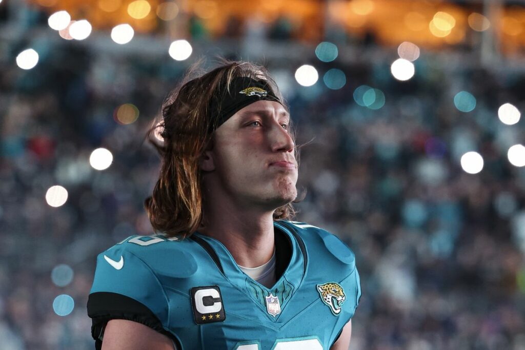 Trevor Lawrence supera el protocolo de conmoción y jugará contra los Buccaners