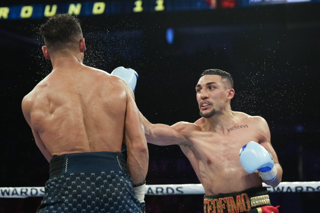 Teófimo López retiene su título superligero ante Ortiz