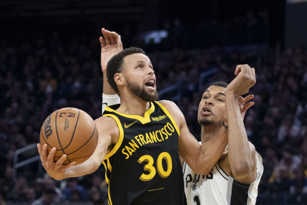 Liderados por Stephen Curry, Warriors logran contener a Spurs