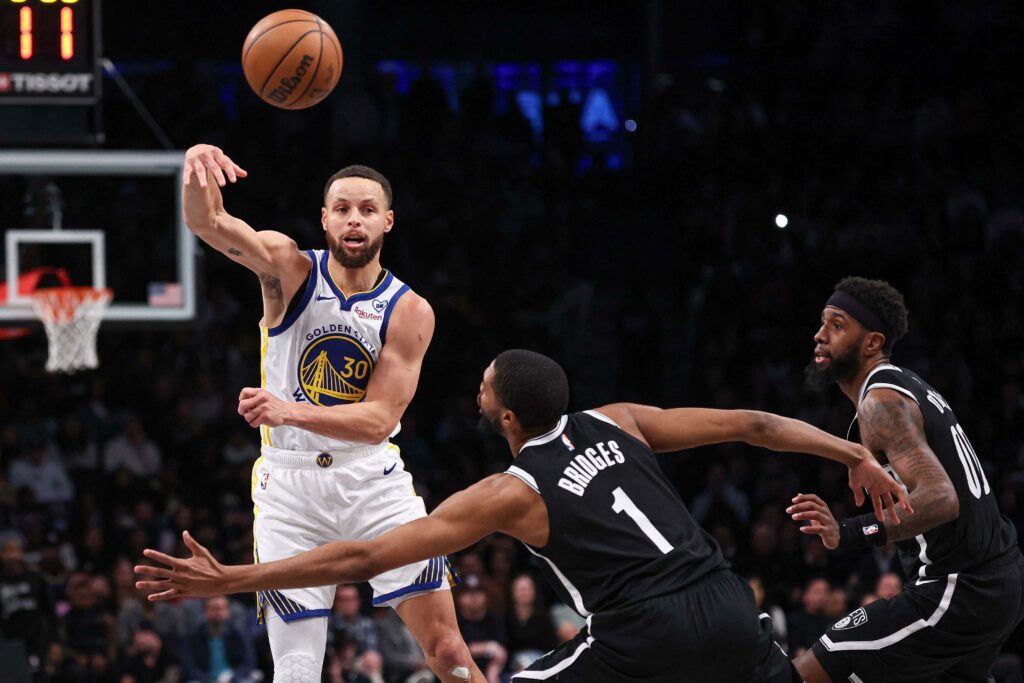 Curry y los Warriors sacan victoria frente a Nets