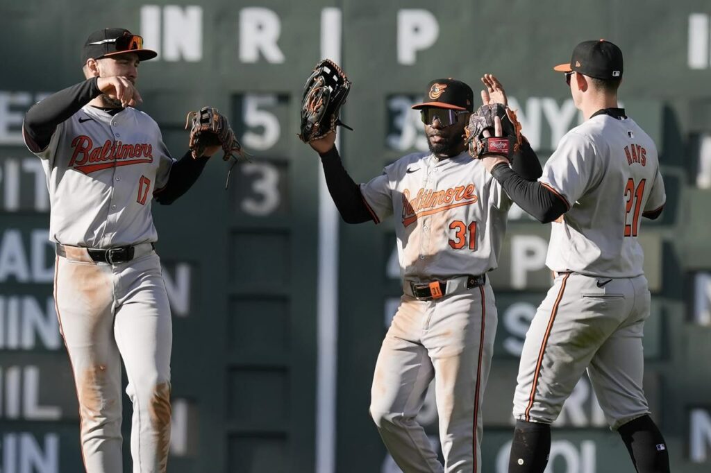 Orioles vencen a Red Sox en extra inning y propinan barrida