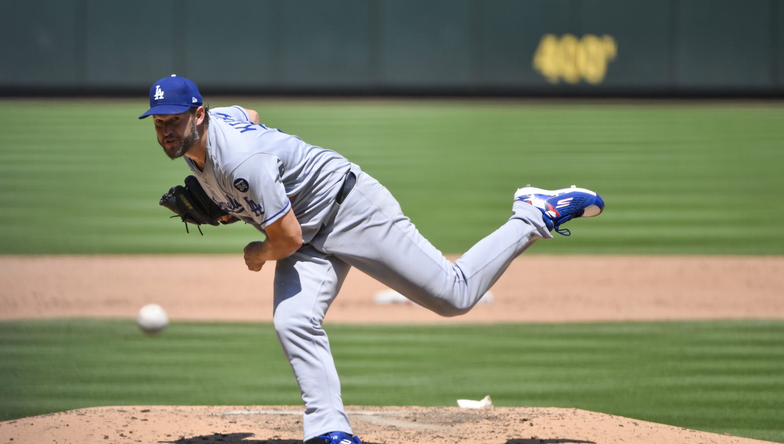 Kershaw obtiene su primera victoria de la temporada en una dominante salida ante Cardinals