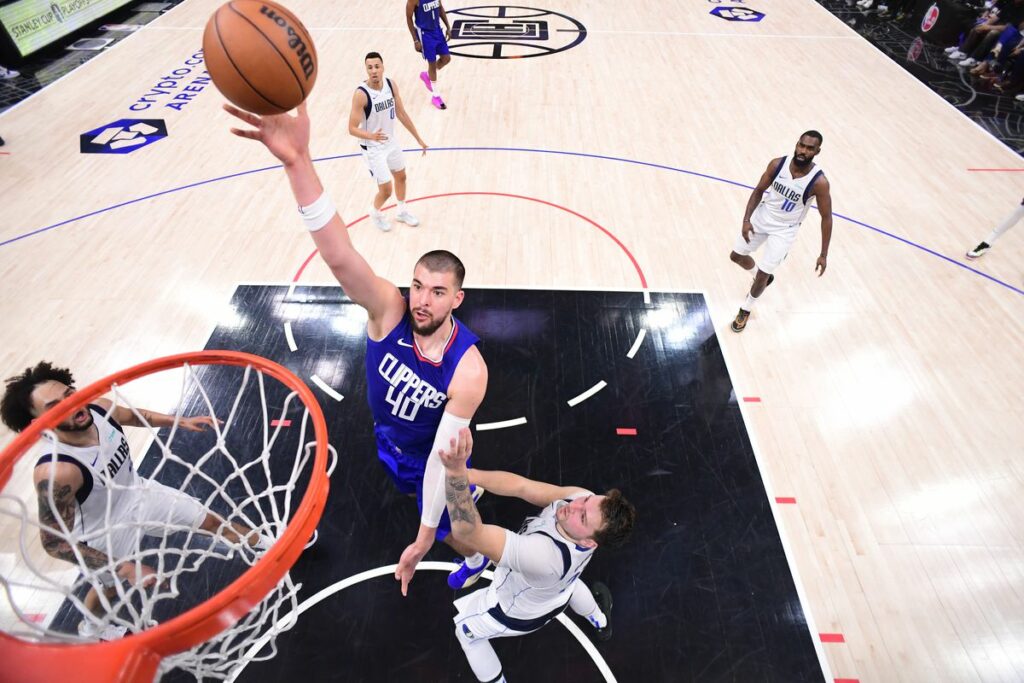 Harden guía a los Clippers a la victoria sobre los Mavericks en primer partido de la serie