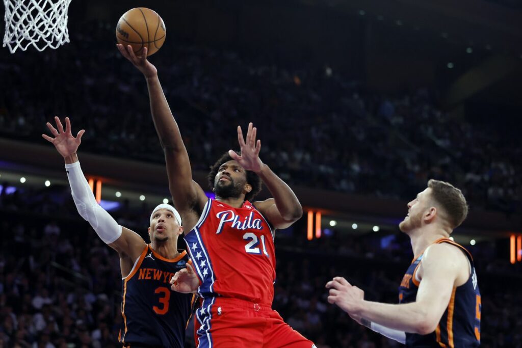 Knicks remontan ante 76ers y amplían ventaja en los Playoffs