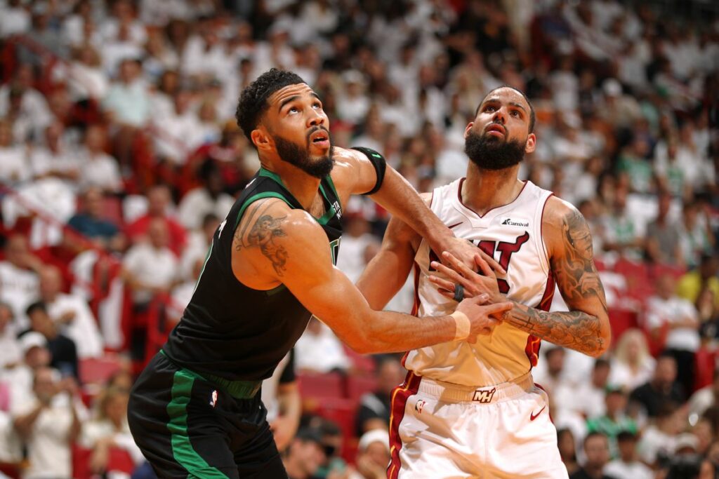 Celtics obtienen victoria frente al Heat y se colocan a un triunfo de avanzar a próxima ronda