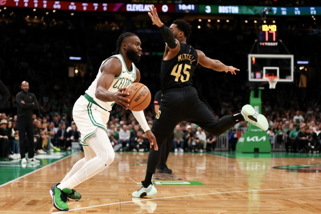 Brown y White destrozan a los Cavaliers, Celtics toman ventaja contra Cavaliers