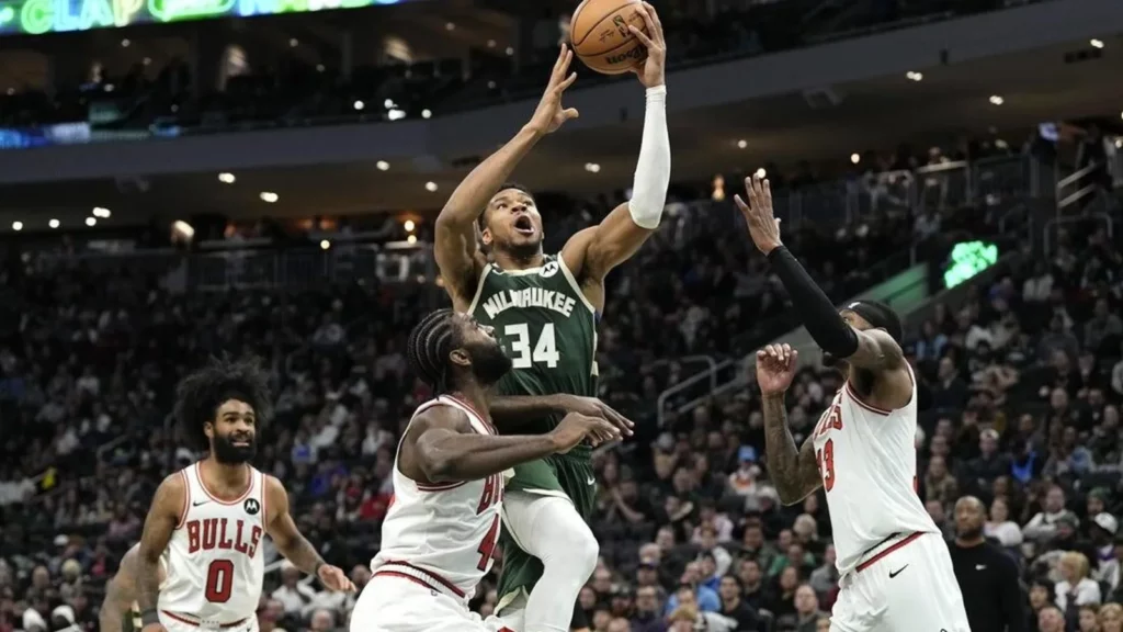 Milwaukee necesitó tiempo extra para vencer a Chicago
