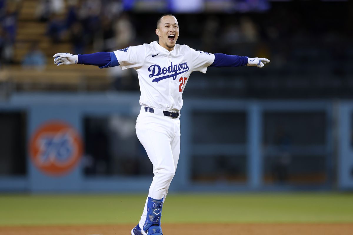 Edman conecta sencillo remolcador para darle la victoria a Dodgers en extra inning