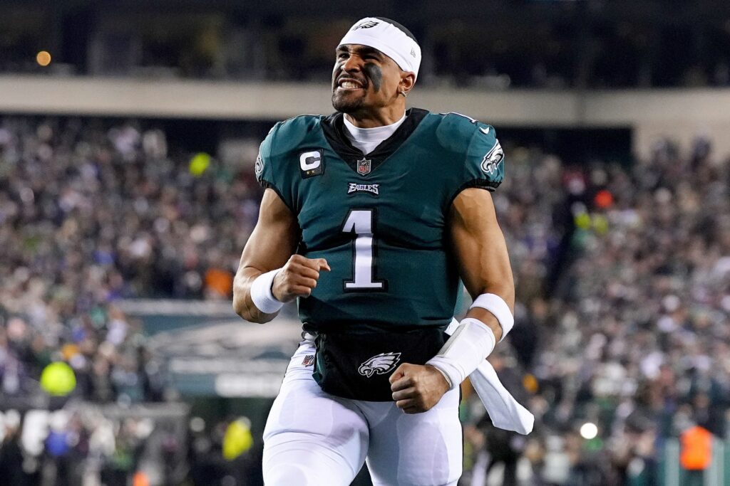 Jalen Hurts dice que su rodilla está bien después de una noche de tres touchdowns contra los Dolphins