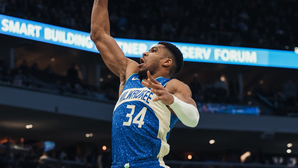 Bucks siguen invictos en el torneo In Season y avanzan a las semifinales
