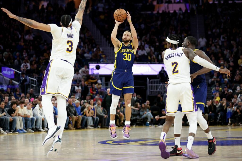 Curry anota 31 puntos y los Warriors vencen a los Lakers en un partido polémico