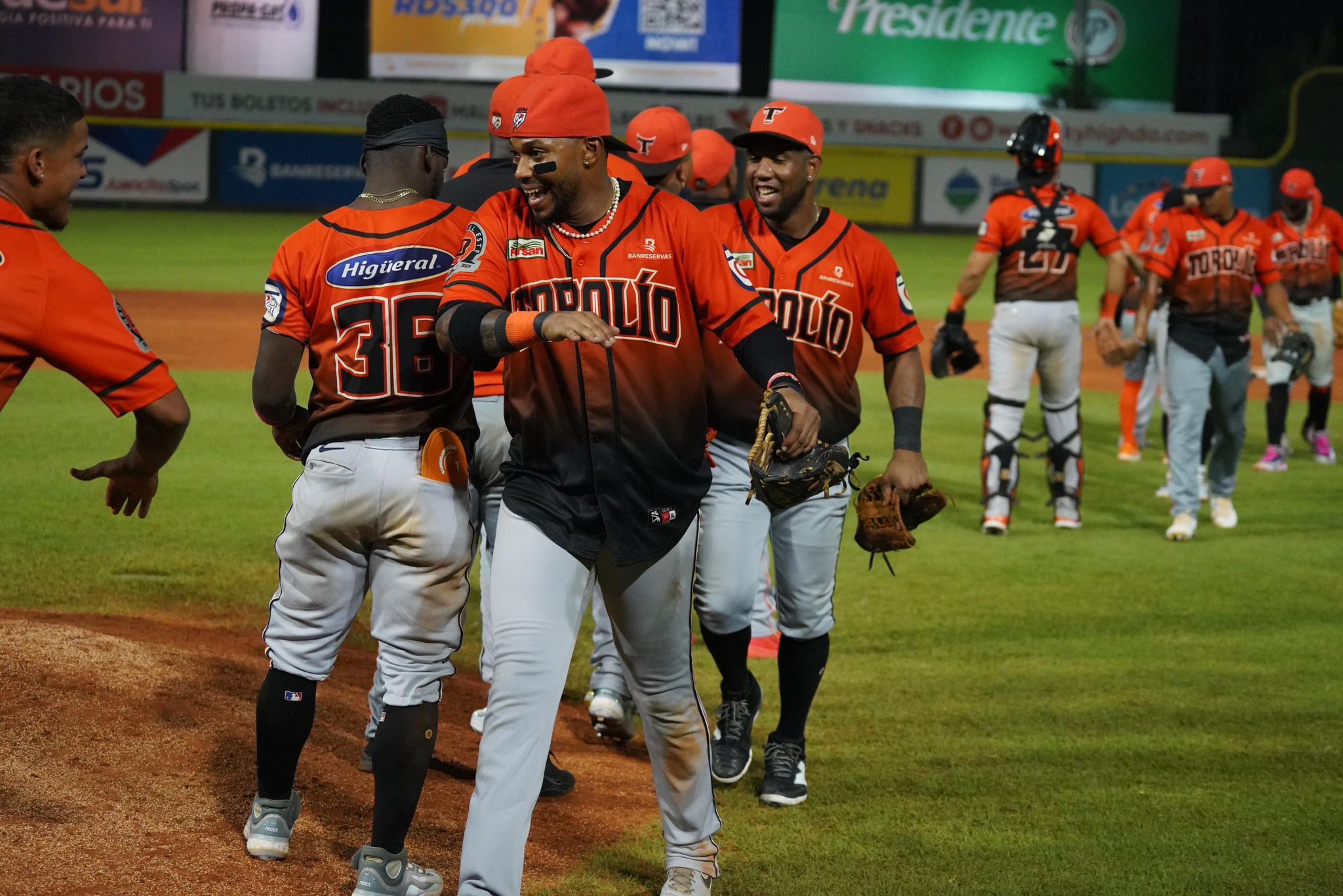 Toros remontan ante el Escogido y empatan en el cuarto lugar