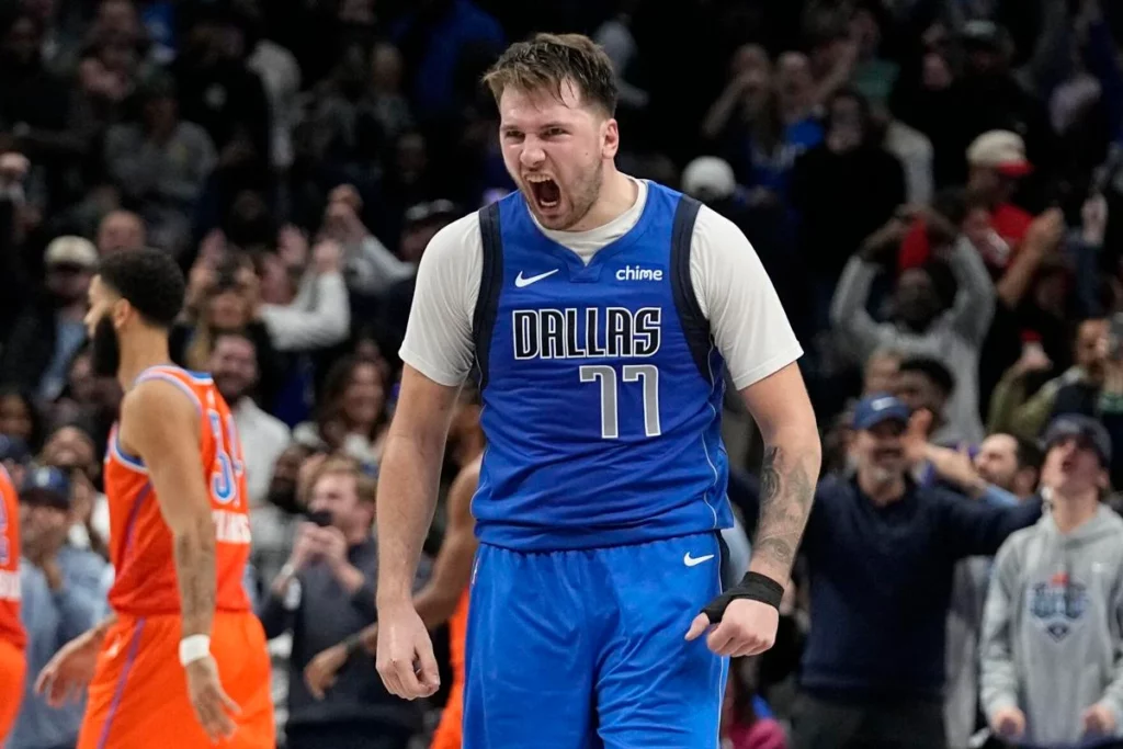 Doncic logra triple doble en la primera mitad en victoria de Dallas