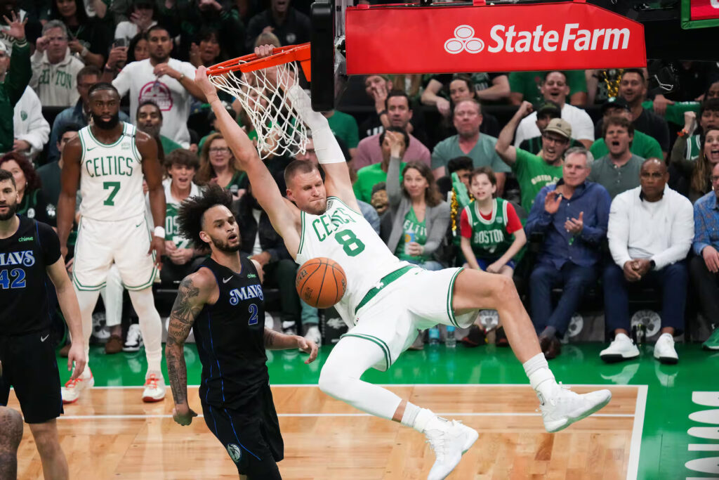 Celtics vencen contundentemente a Dallas y se posicionan por delante en las finales