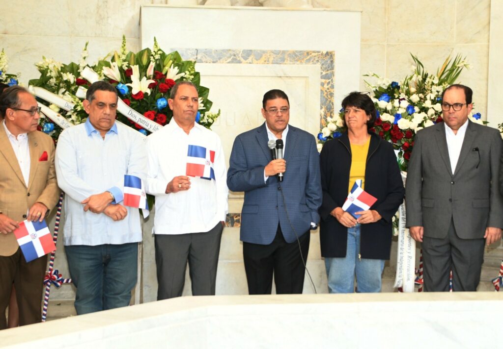 Francisco Camacho deposita ofrenda floral en el Altar de la Patria