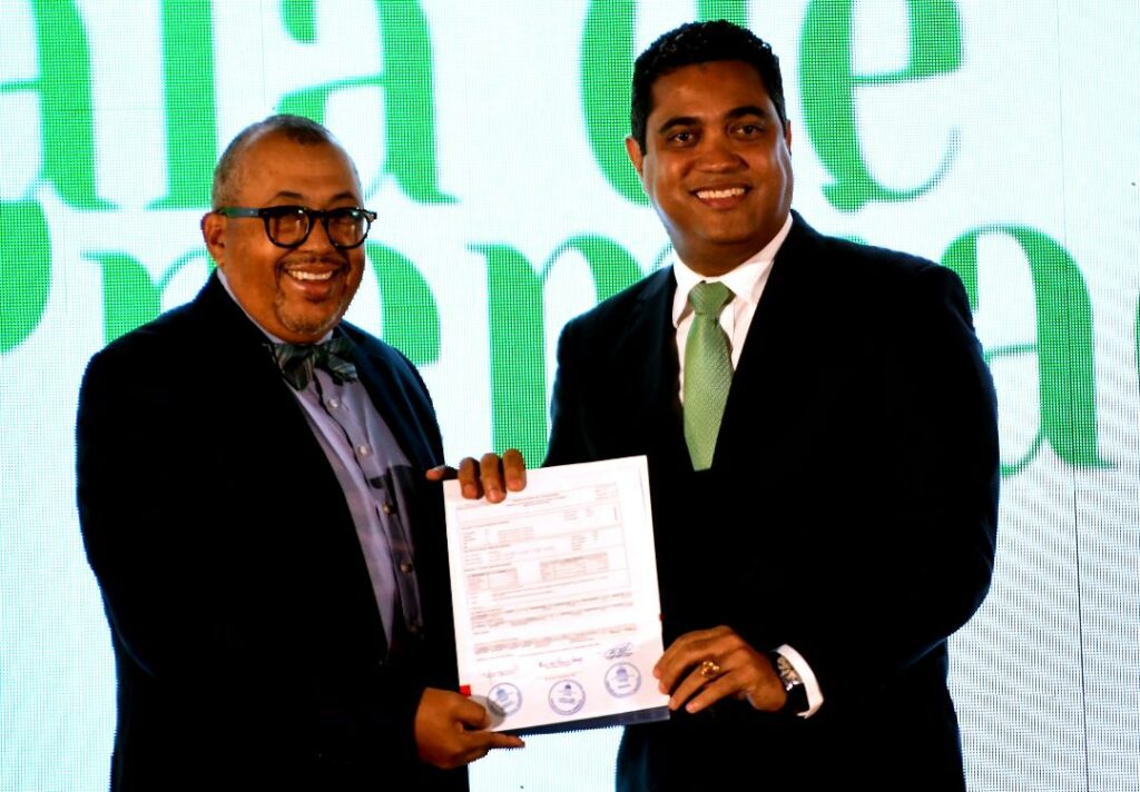 Ministro de deportes anuncia remodelación de casa club del ACD