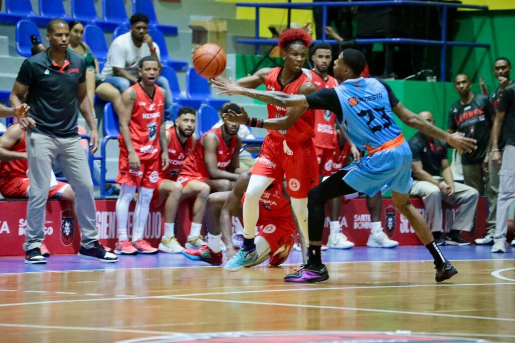 Leones logran remontada contra Titanes