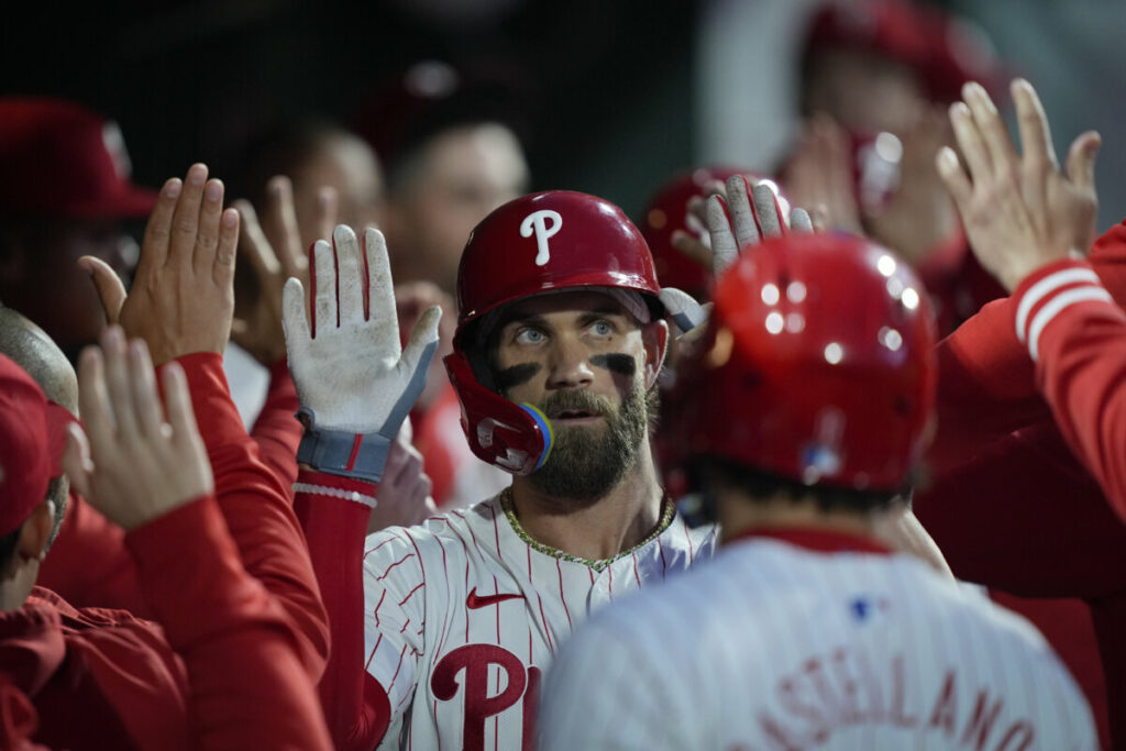 Harper conecta grand slam, Phillies maltratan a Berrios y siguen enrachados