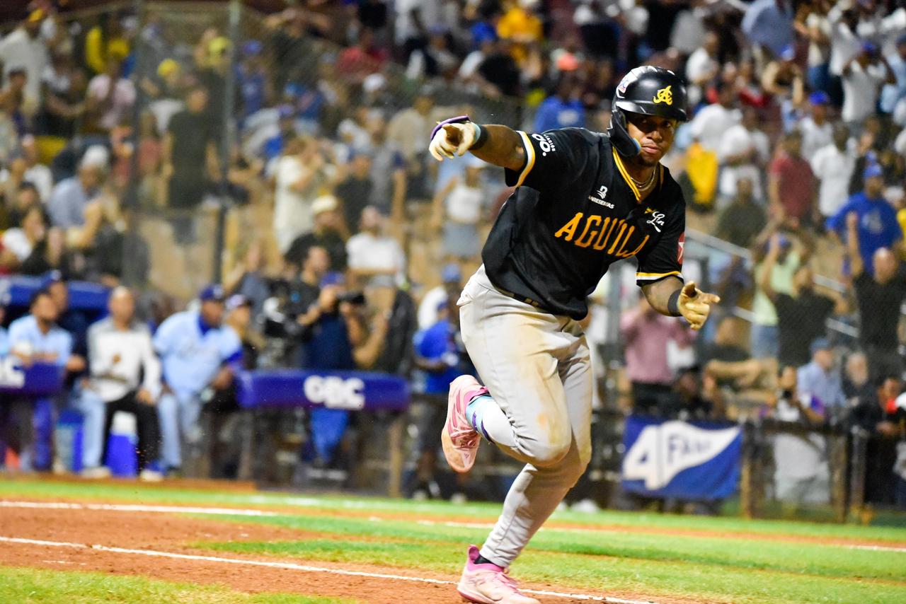 Amador conecta hit decisivo y Águilas vencen a Licey en el Quisqueya