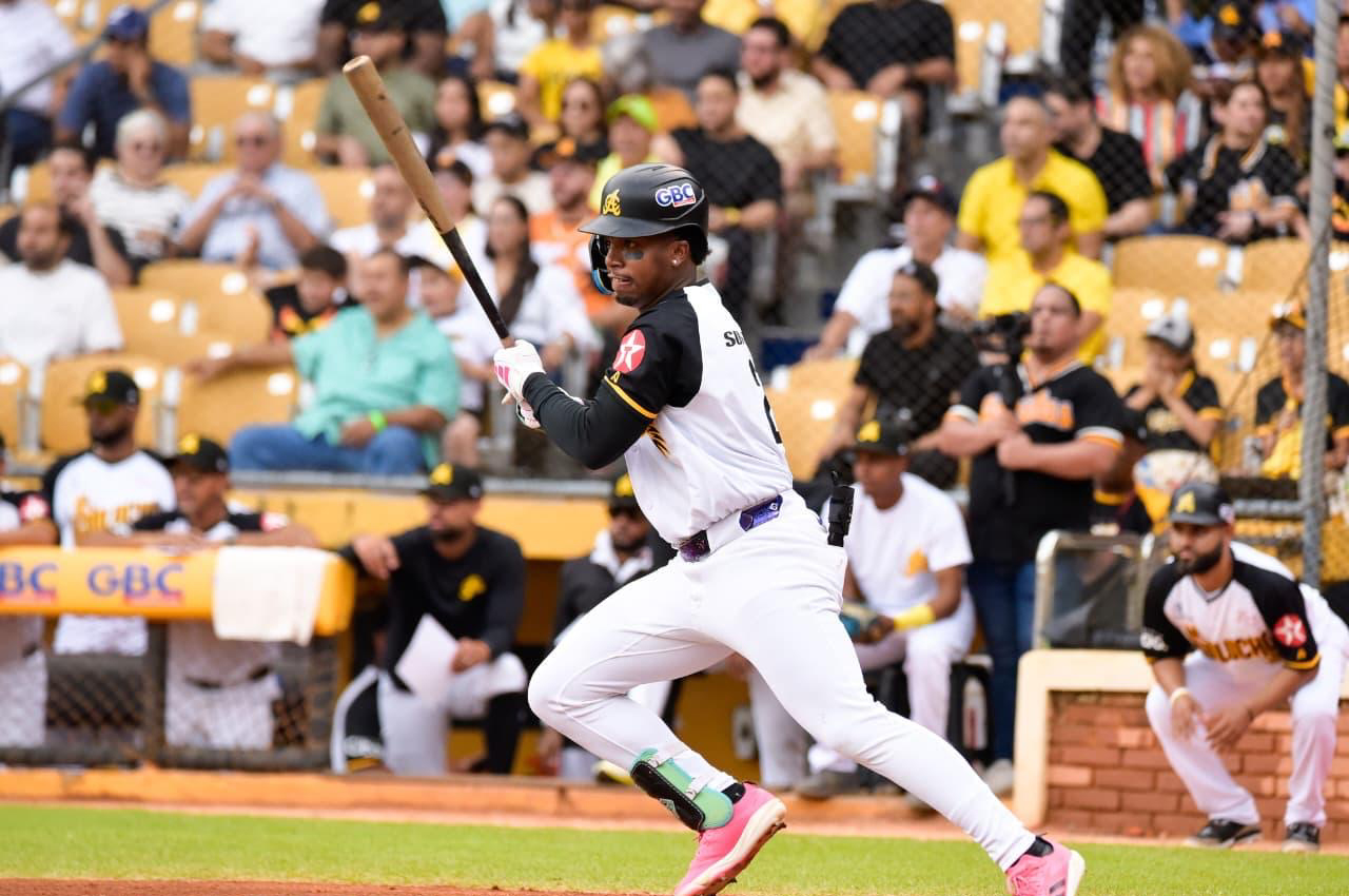 Águilas blanquea a Tigres en primer duelo entre eternos rivales