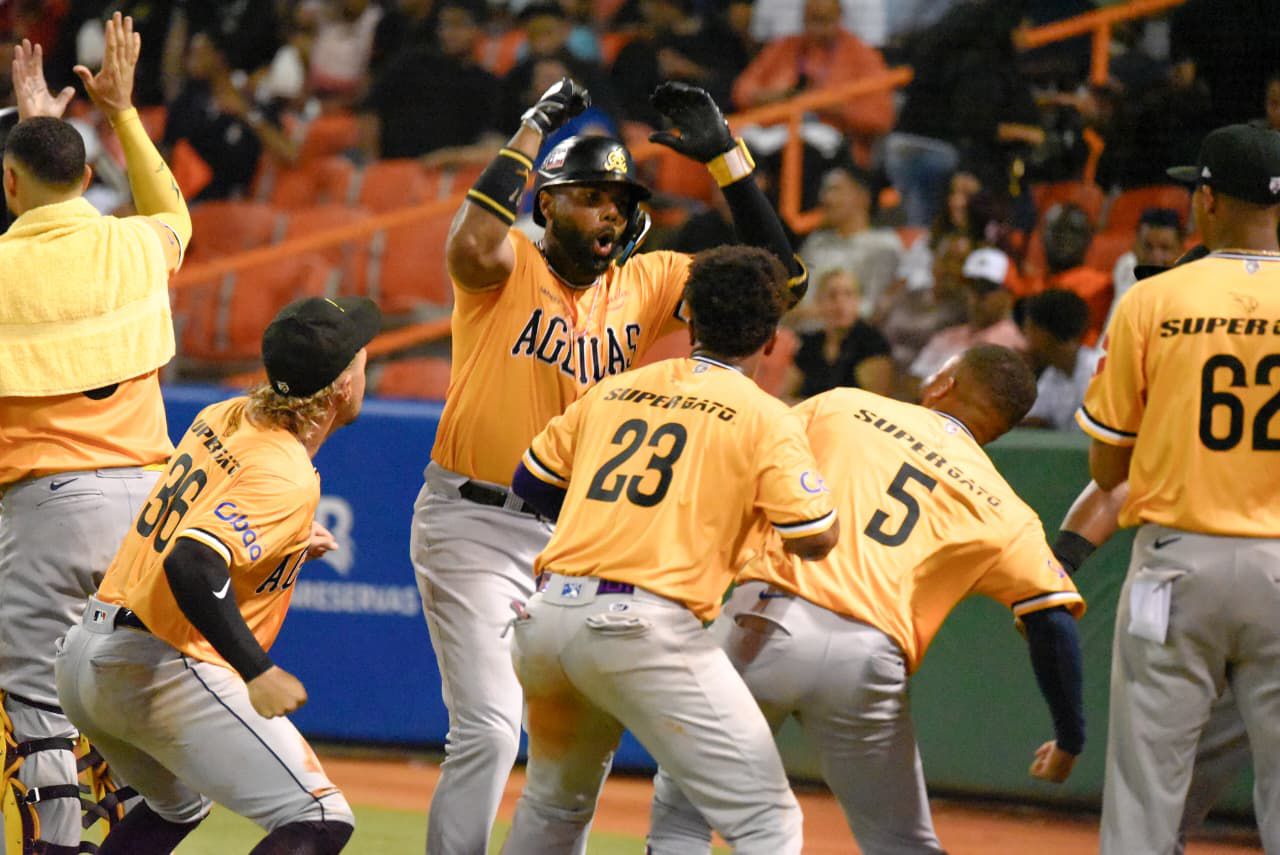 Águilas vencen a Toros 11-4 en visita a La Romana
