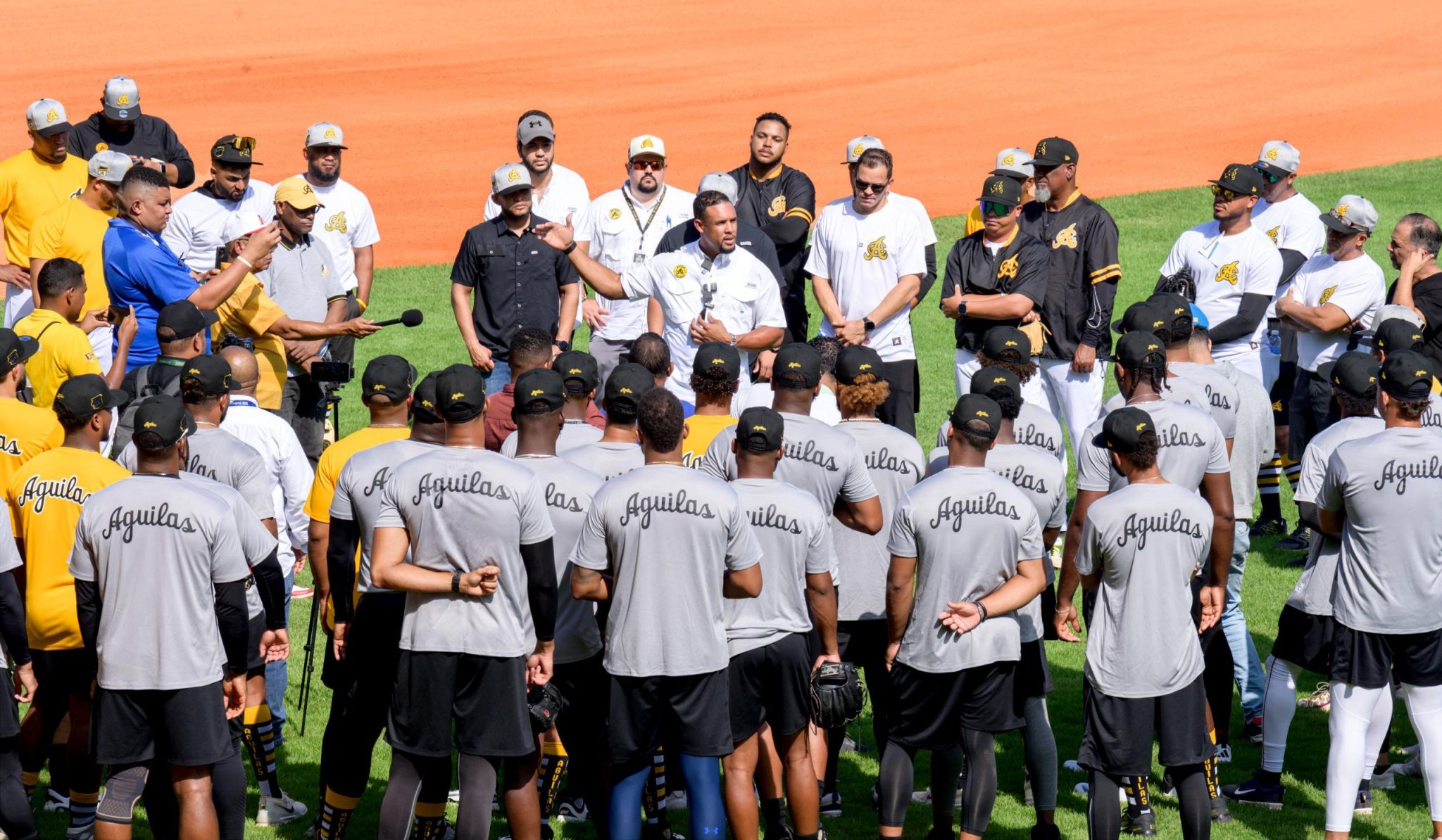 Águilas Cibaeñas comienzan a prepararse para la temporada contando con casi 50 jugadores