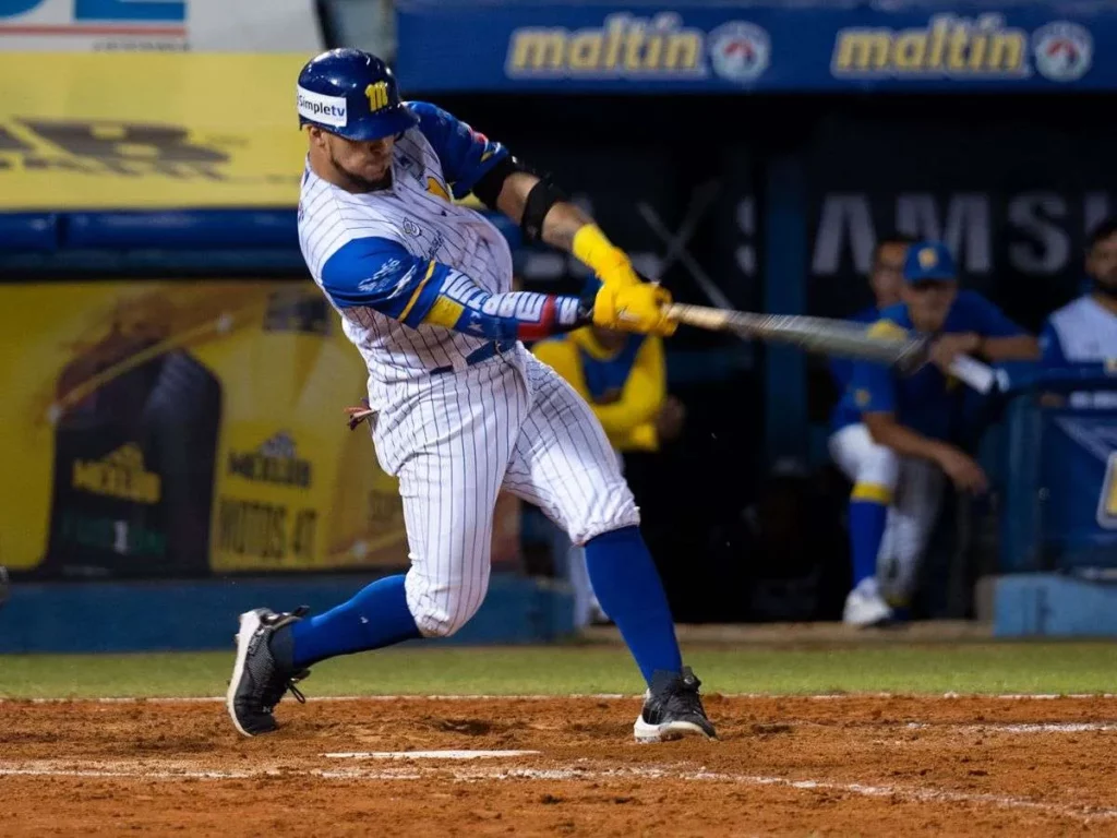 Navegantes vencen a Tiburones en reñido partido